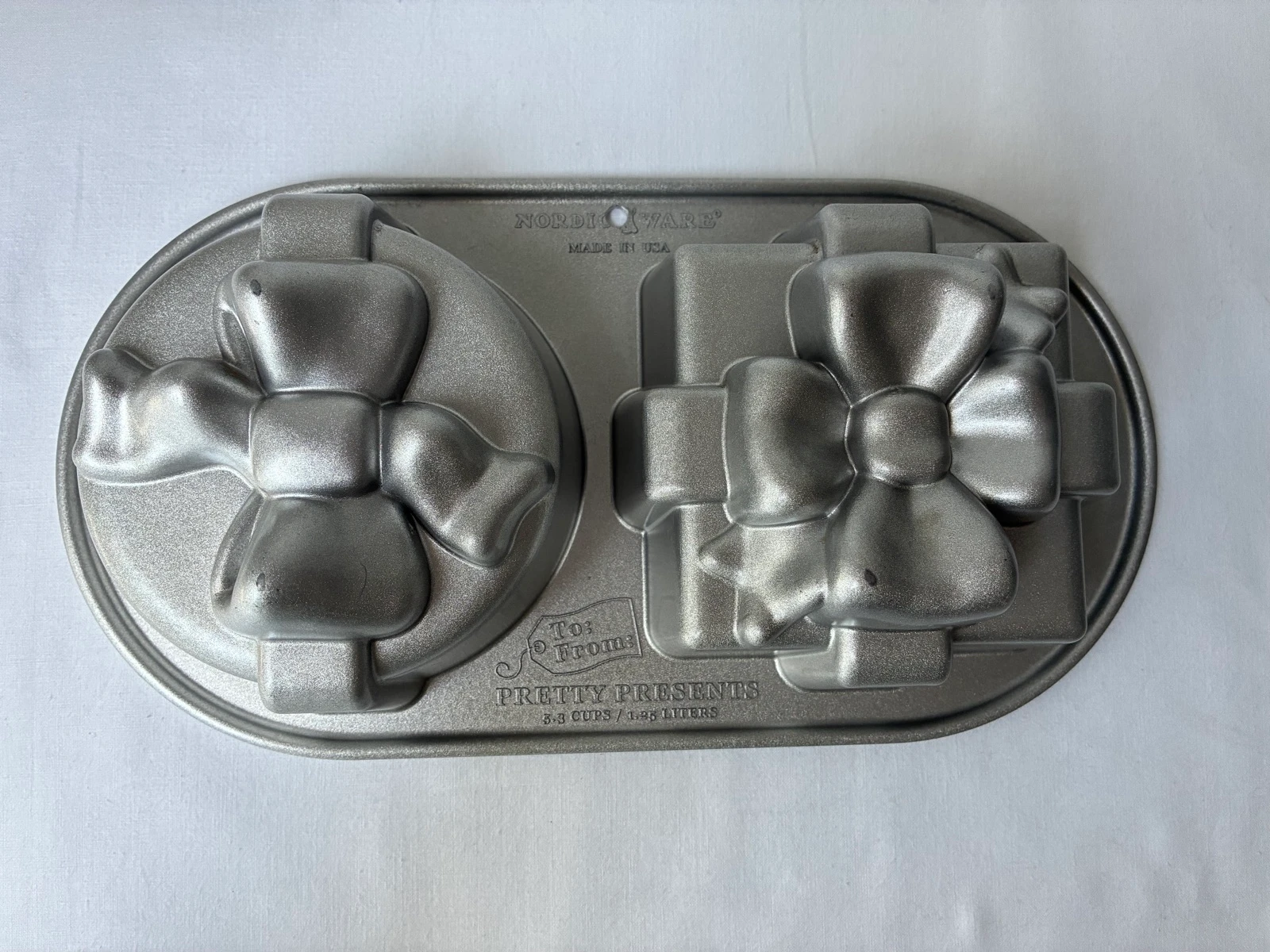 Nordic Ware Pretty Presents Duet Bakvorm – Cadeau & Strik